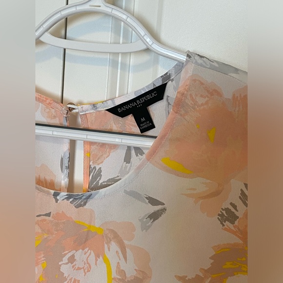 Banana republic floral short sleeve top with scallop sleeves - Picture 3 of 4